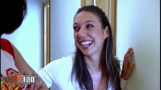 Alex büyük doğal memeli güzel genç Fransız kız Marie Lynne'i sikiyor