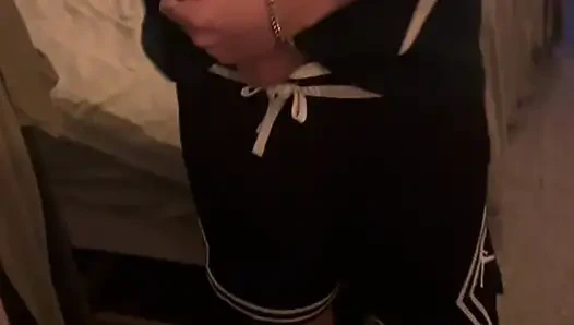 Erkek kardeş okuldan eve geldikten sonra mastürbasyon yapıyor