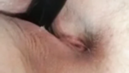 Bbw beth sikikleri ona ıslak kedi ile bir saç fırçası