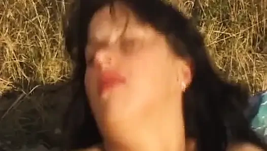 Almanya'dan gelen çiftlik kızı ağzına işiyor