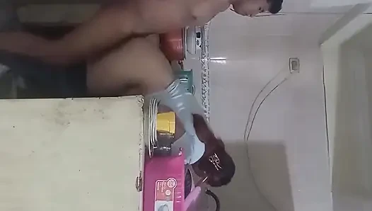 Mutfakta sikini hizmetçiye soktu