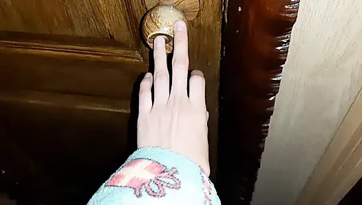 Üvey annemin tuvalette mastürbasyon yaparken inlesini duydum ve onu izlemeye başladım