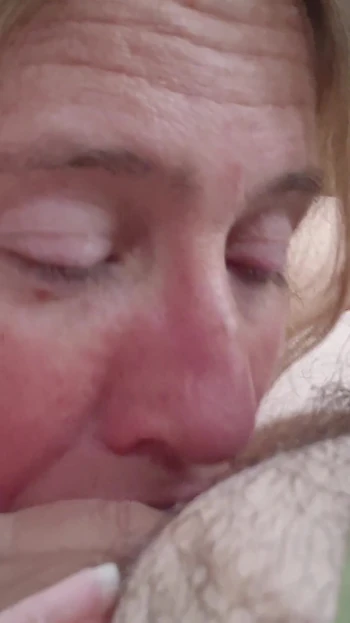 Захватывающий момент из "Она сосет хуй, как соска"