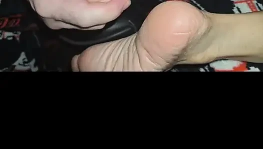 Melove'un seksi buruşuk tabanlarına masaj yapıyor