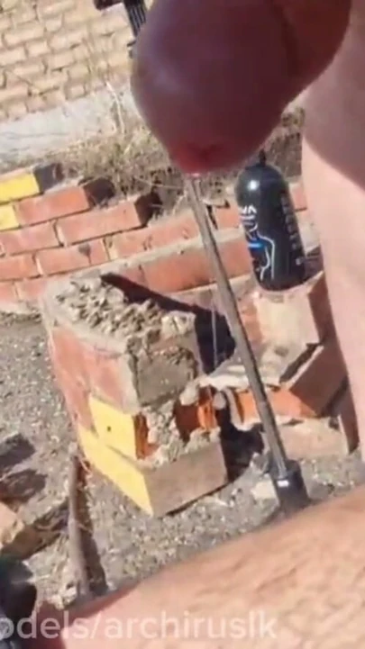 Sabahın erken saatlerinde genç bir serseri bankta sikişirken bir grup adam izliyor | Bölüm 1