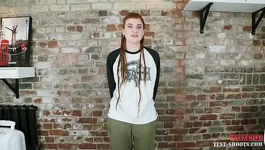 Emo dövmeli genç bryla çıplak video görüşmesinde