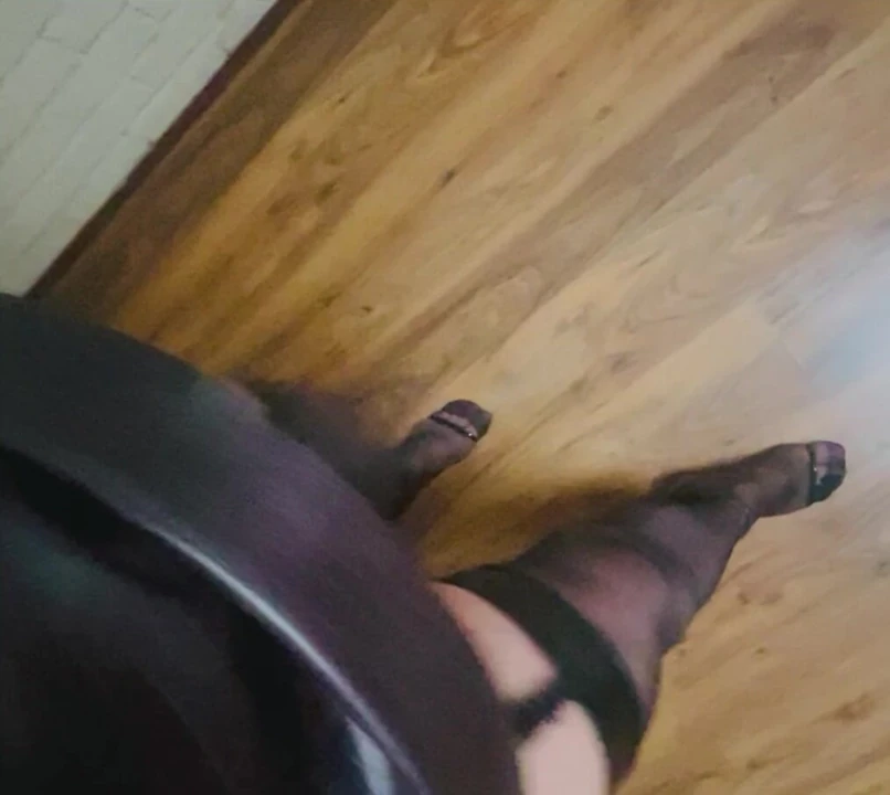 Stilettosumda yürüyorum