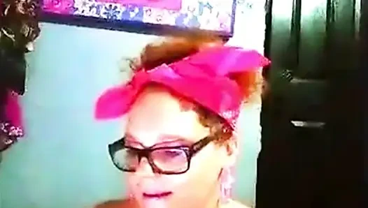 Pembe lastik eldivenli amcık parmaklıyor