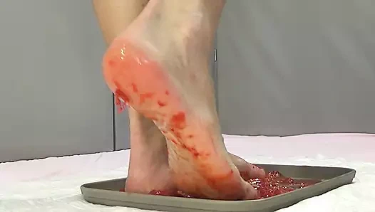 Ayaklarımla çilekleri çiğniyorum ve içine işiyorum