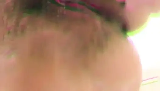 Orta yaşlı seksi kadın banyoda ıslak vajinasını okşuyor