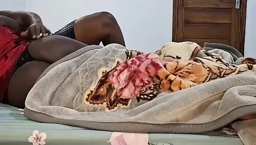 Beni iyi ve lezzetli bir şekilde sikiyor, ama kocam orgazm olana kadar sikinde twerk yapmayı seviyor.