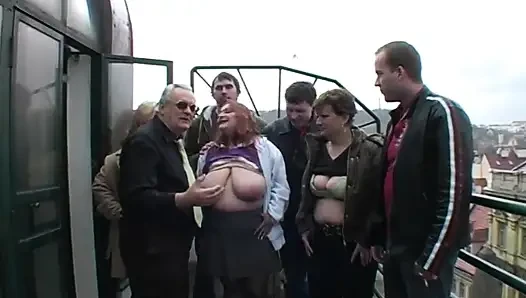 Büyük memeli orta yaşlı seksi kadın