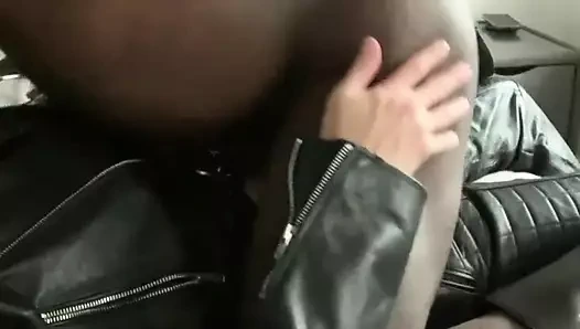 Gözleri bağlı ırklararası bdsm derin gırtlak ve sert meme oyunu
