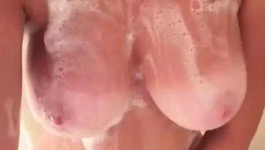 Duşta ona katılmak ve sert 4 sikmek