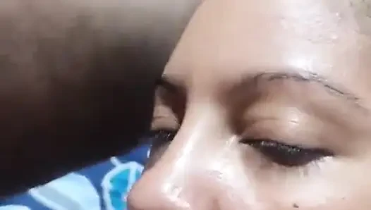 Kocamın bir arkadaşı yatağıma gelip ıslak vajinamı sikmek için beni çok boşalttı