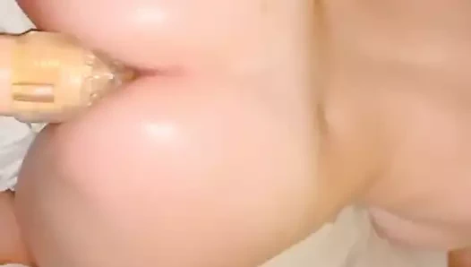 Kahrolası gevşek sıcak eş kedi ile kayış üzerinde