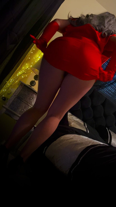 Kırmızı ipek elbiseli seksi dans
