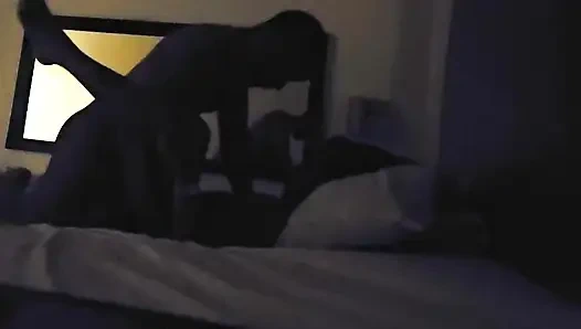 Sert sikişiyor, inliyor ve düşük ışıkta çok çığlık atıyor