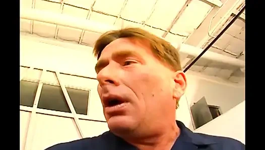 Esmer güzel sürtük için çılgın vahşi grup seks