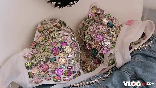 Büyük memeli orta yaşlı seksi kadın zenci mystique sikilmeden önce şehvetli ön sevişmenin tadını çıkarıyor