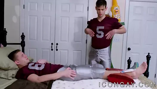 inanılmaz genç gay alır bakım arasında onun rakipleri yaralanma ve horoz