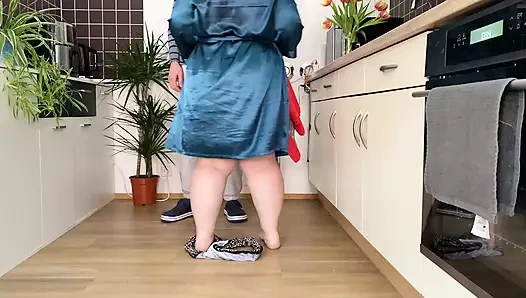 Kayınvalidesinin mastürbasyonu sırasında sarkık doğal göğüsleri