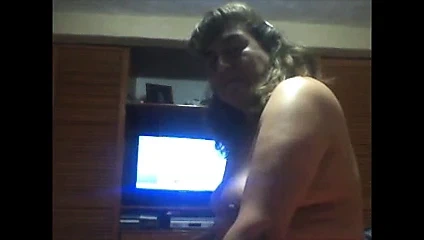 SOLITA Y CON GANAS DE VERGA