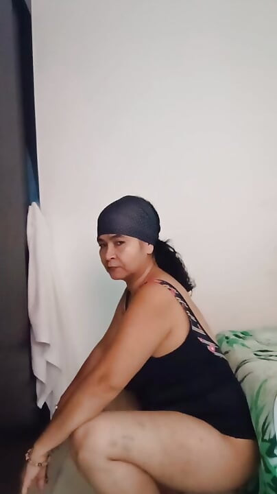 Beden öğretmenin egzersizleri nasıl yapacağını göstermek istiyor.
