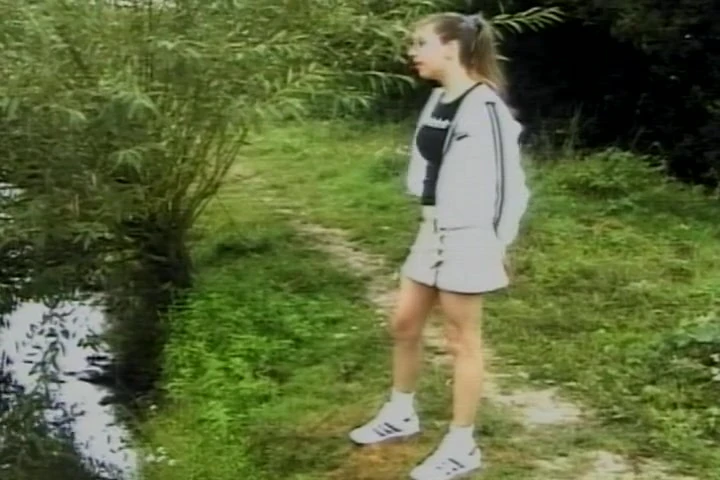 Teen nóng bỏng bị hai anh chàng lớn tuổi chơi ba người ngoài trời