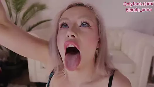 Tanrıça Anna arkadaşlarını kölesinin önünde eğlenmeye davet ediyor