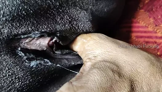 Sumitha yenge ve kocası yatak odasında arkadaş seks yapıyor