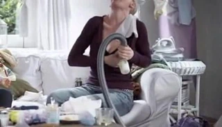 Martina Hill laesst sich ihre Titten leersaugen