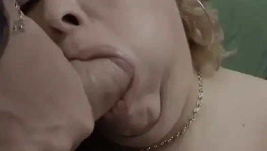Bu Azgın Orta Yaşlı Seksi Kadın Oyuncu Seçmelerinde Genç Bir Yarağı Alıyor.
