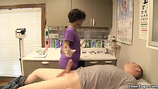 Hemşire Jasmine Barnes yarağı boşaltıyor