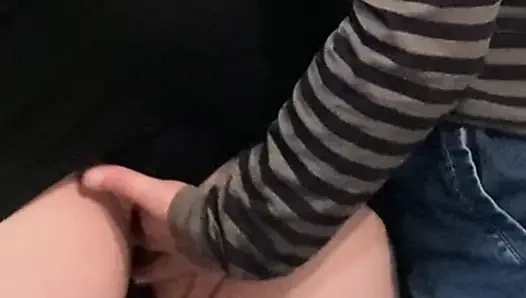 Azgın sapık kız herkesin içinde elbisenin altında parmaklıyor