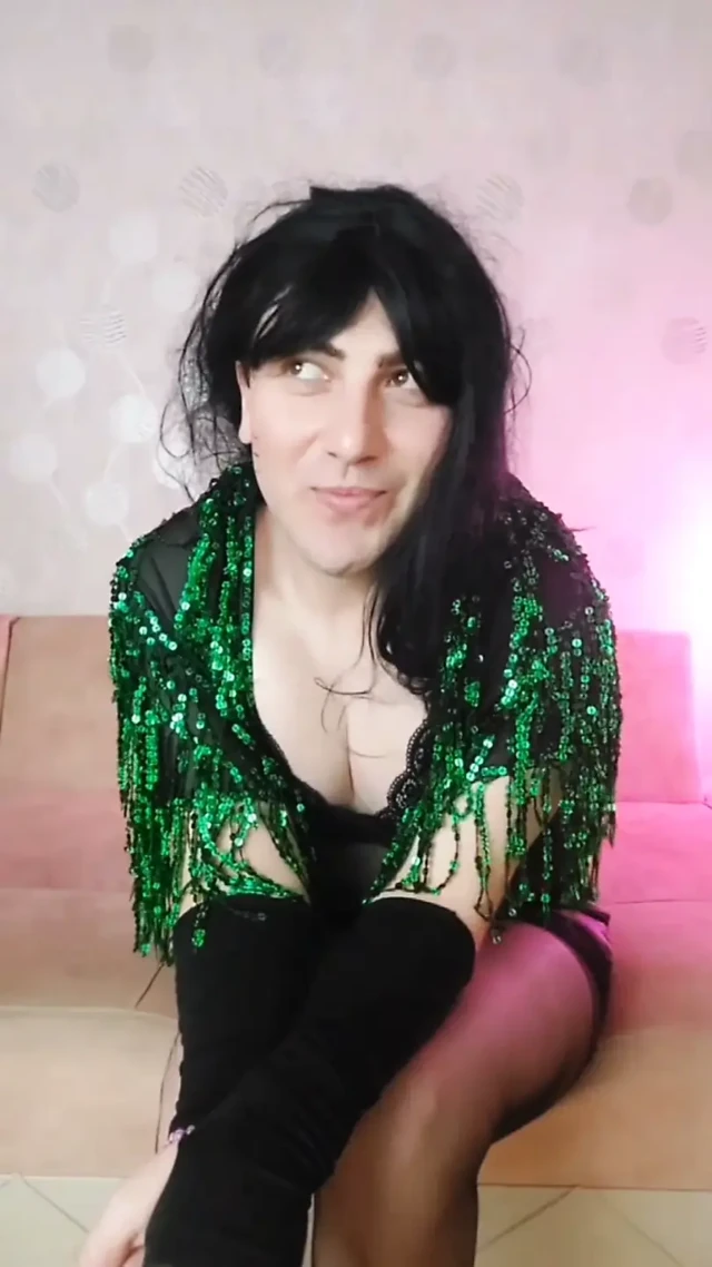 Gotik model, seksi atkılı çok feminen yakışıklı erkek