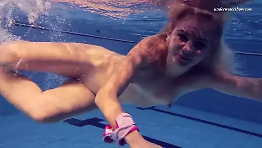 Ateşli elena su altında neler yapabileceğini gösteriyor