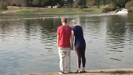 Sarışın orta yaşlı seksi kadın yarak için hazır