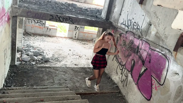 Terk edilmiş bir binada okul kızı ile sikildi