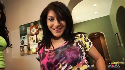 En iyi arkadaşı onu çiftlerken arkadaşının meme uçlarını yalamak