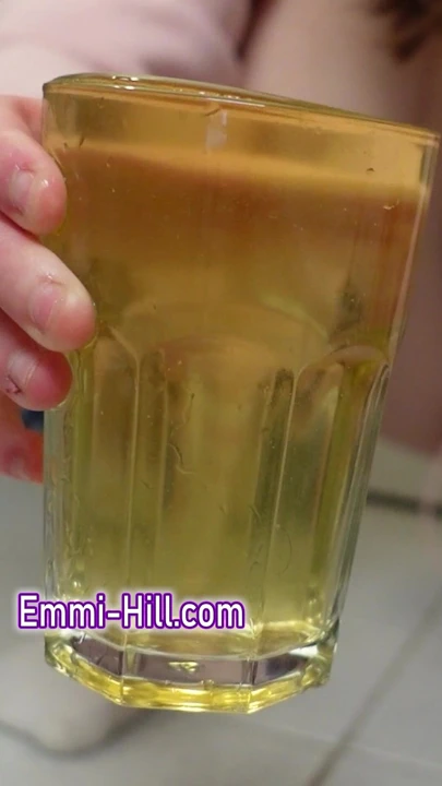 Sıska kız büyük bir dereye işiyor! Büyük labia büyük klitoris