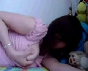 Asya okşama kendini içinde yatak