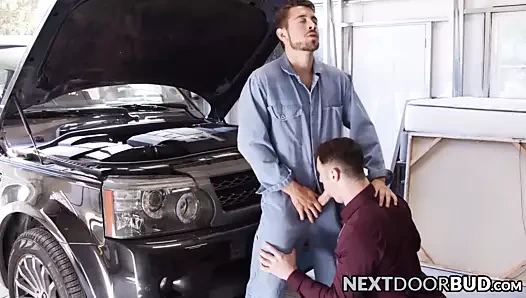 Genç adam, ham beceriyor önce onun deepthroating becerilerini gösterir