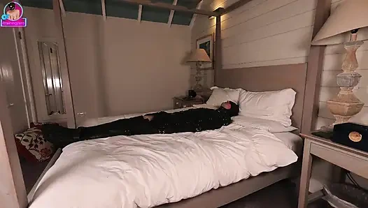 Köle kocamın yüzüne oturuyor