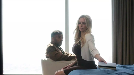 Orta yaşlı seksi kadın büyük zenci aç boşanmış Danielle genç adamla oynuyor