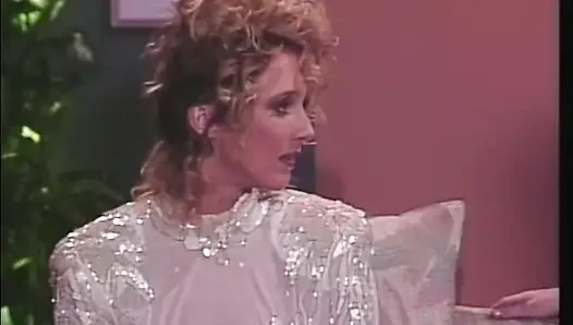 Seksi lezbiyen dildo amına giriyor, mastürbasyon yapıyor, parmaklıyor