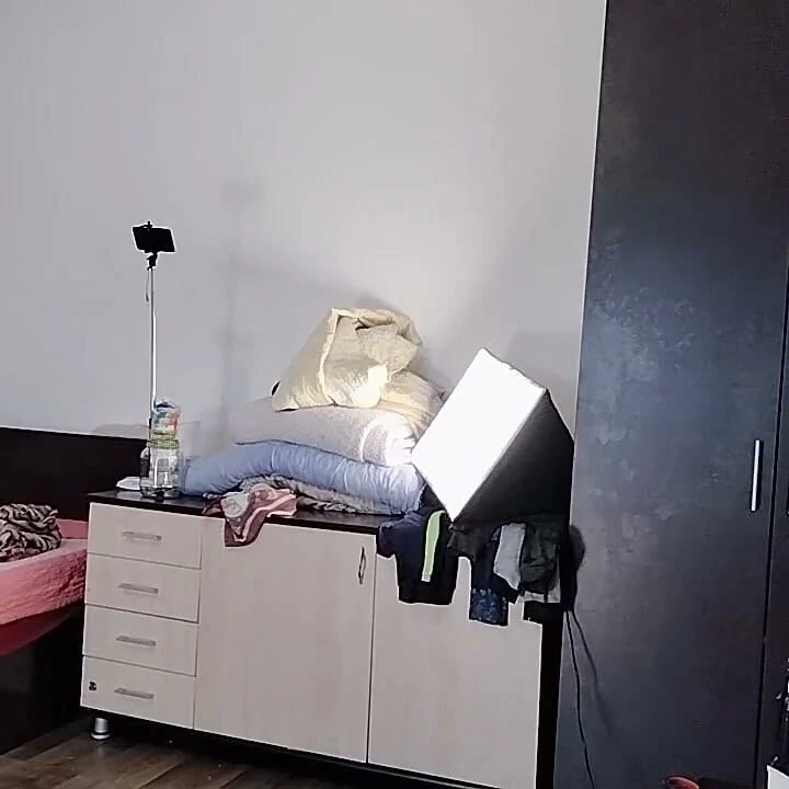 Seksi latin deniyor ve kıyafetlerini kesiyor