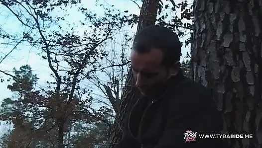 Ateşli banyoda ve ormanda sarışın ve esmer karşılaşmalar