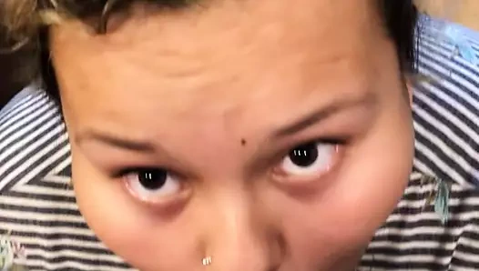 Şımarık fahişe emme üzerinde horoz (kızdırmak)