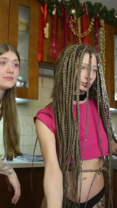 Bu sapık üçlü kız arkadaşlarının ağzını sert sikiyor ve daha fazla eğleniyor | Klip 2